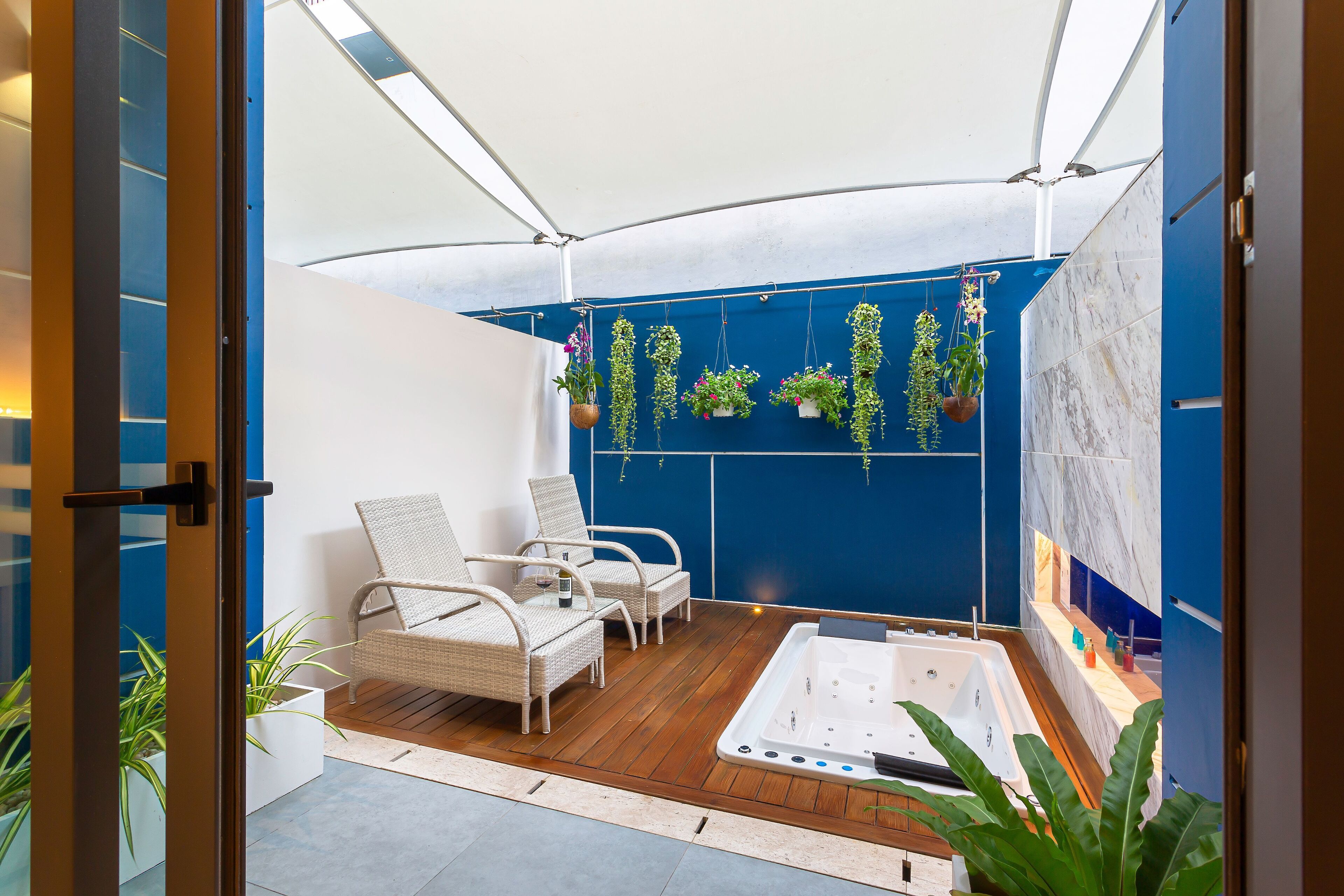 deluxe jacuzzi | terrace/patio