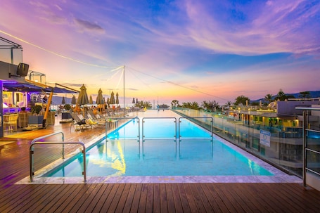 Outdoor pool, sun loungers. Hotel Clover Patong Phuket