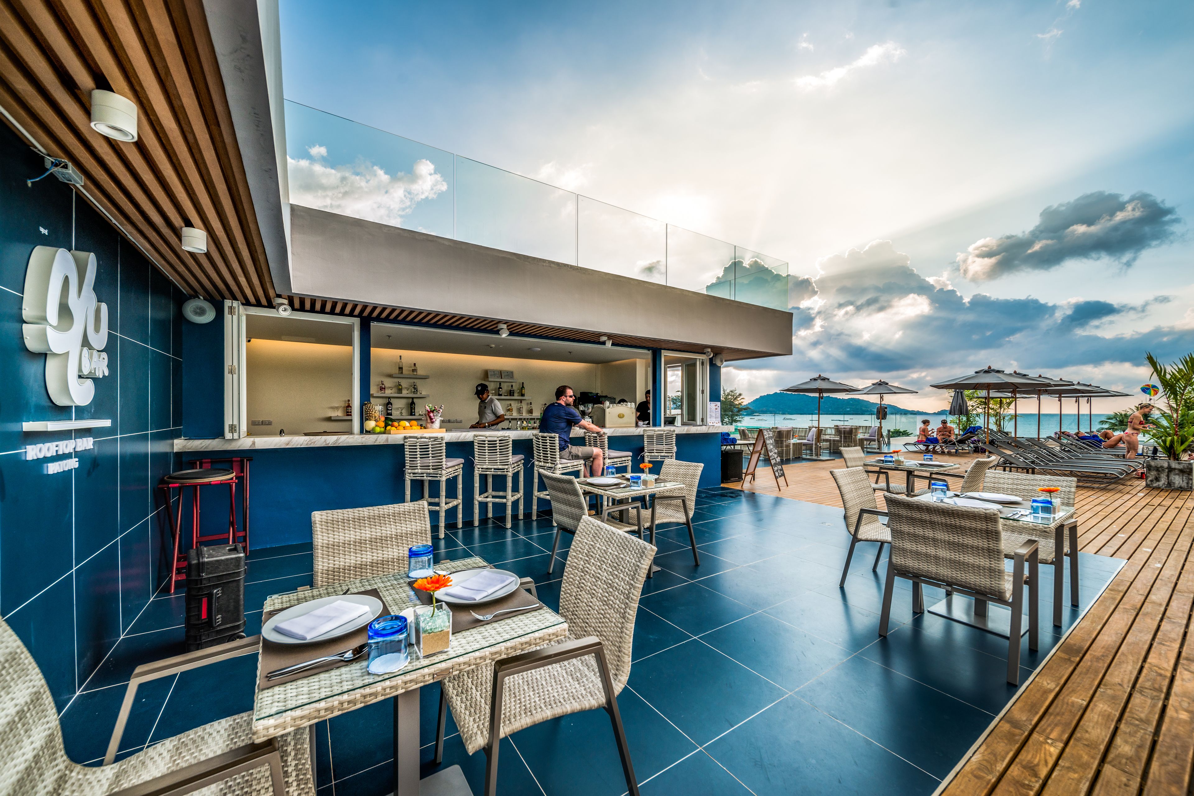 Quầy bar bên hồ bơi