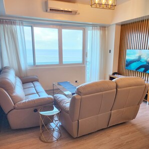 Leilighet – deluxe, 2 soverom, havutsikt, ved strandkanten | Oppholdsområde | En 55-tommers smart-TV med digitale kanaler samt TV og Netflix