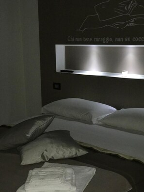 Desk, rollaway beds, bed sheets - B&B Next Stop Napoli (Naples)