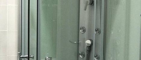 Shower, hydromassage showerhead, free toiletries, hair dryer