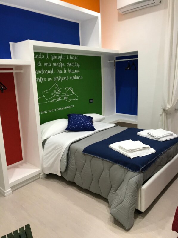 Desk, rollaway beds, bed sheets