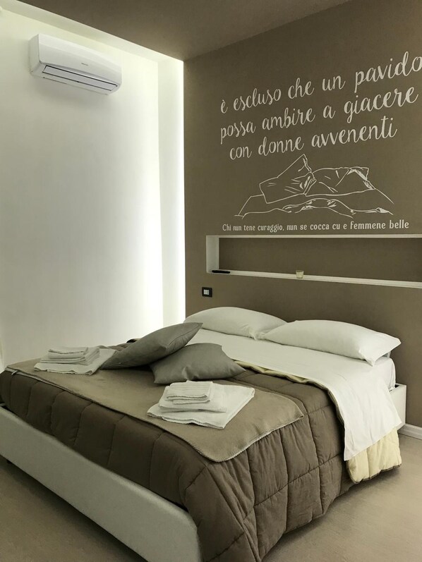 Desk, rollaway beds, bed sheets - B&B Next Stop Napoli (Naples)