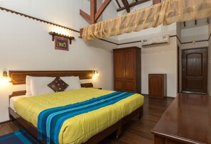 Un dormitorio con cama de madera, mesita de noche, armario y escritorio.