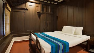 Executive Double Room, 1 Bedroom | Desk, soundproofing, iron/ironing board, free WiFi