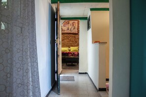 Suite tradicional | Baño | Ducha, artículos de higiene personal gratuitos y secador de pelo