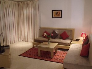 Apartment (6 Persons) | Living room | 42-inch plasma TV with satellite channels, TV - Appart Hotel Castilia Suites (Tozeur)
