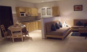 Apartment (6 Persons) | Living area - Appart Hotel Castilia Suites (Tozeur)