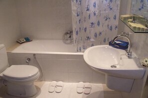 Bathtub, free toiletries, hair dryer, slippers - Appart Hotel Castilia Suites (Tozeur)