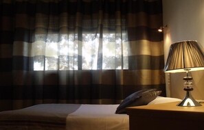 Coffres-forts dans les chambres, bureau, rideaux occultants