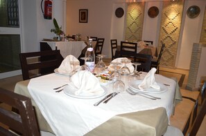 Fridge, microwave, stovetop, cookware/dishes/utensils - Appart Hotel Castilia Suites (Tozeur)