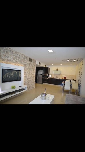 大冰箱、微波炉、烤箱、炉灶