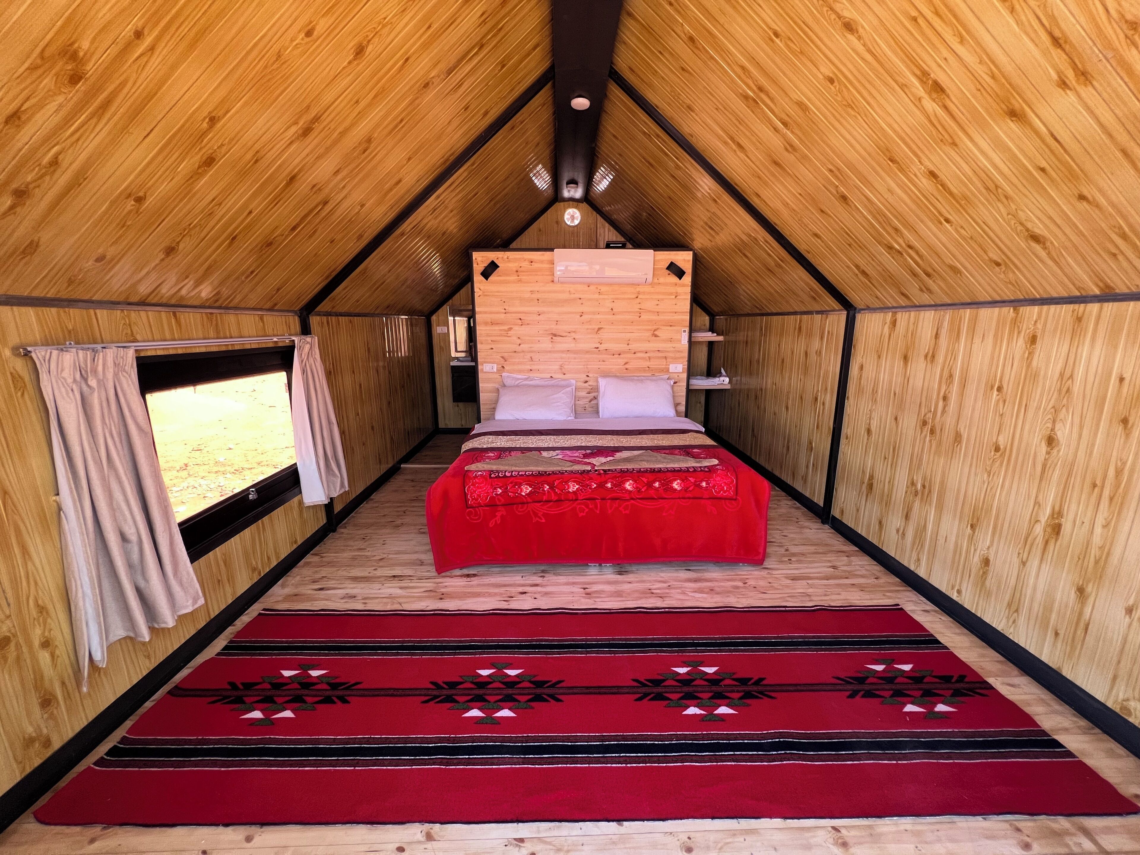 Deluxe Studio Suite | Individually furnished, desk, soundproofing, bed sheets