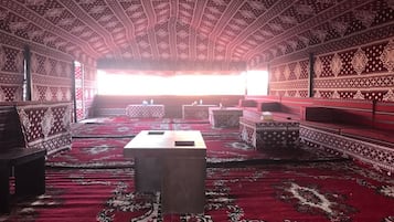 Desayuno con opciones de la cocina local incluido todos los días