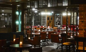 Breakfast, lunch, dinner and brunch served - New Road Hotel (London)