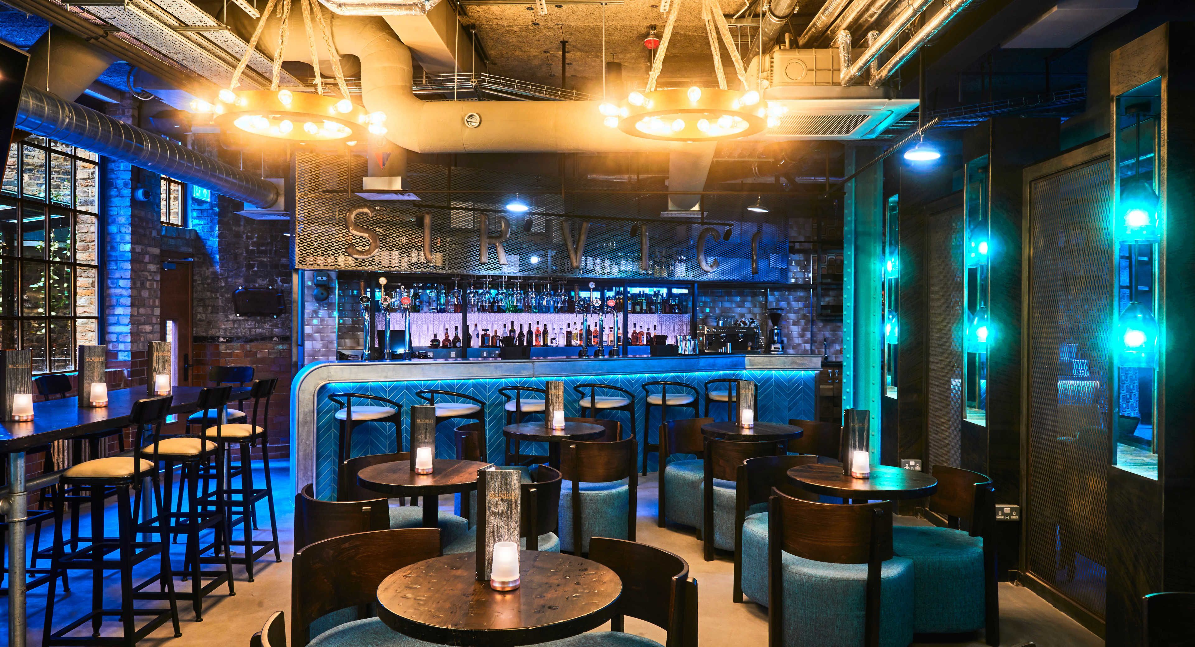 serves breakfast, lunch and dinner