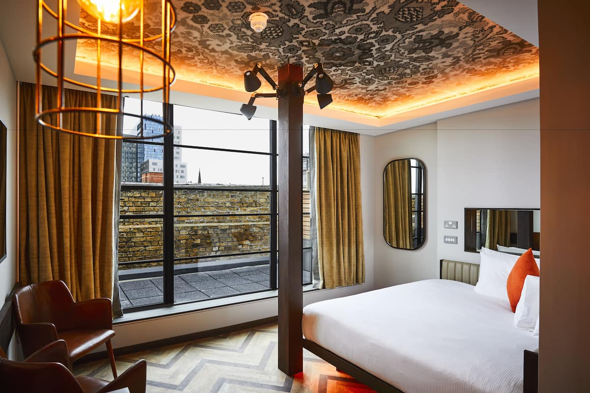 Loft, terrazzo | Biancheria da letto ipoallergenica, una cassaforte in camera