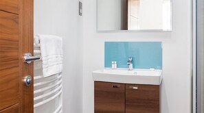 Bathroom - City Stay Apartments - Mill Street (Bedford)