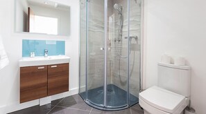 Appartement, 2 chambres | Salle de bain | Douche, articles de toilette (gratuits), séchoir à cheveux