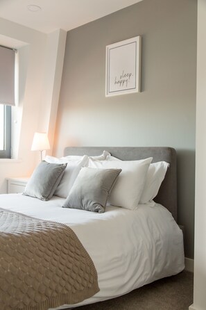 Apartamento executivo, 2 quartos | 2 quartos, individualmente decorados, individualmente mobiliados