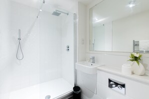 Appartement Exécutif, 1 chambre | Salle de bain | Ensemble douche/baignoire, articles de toilette gratuits, sèche-cheveux