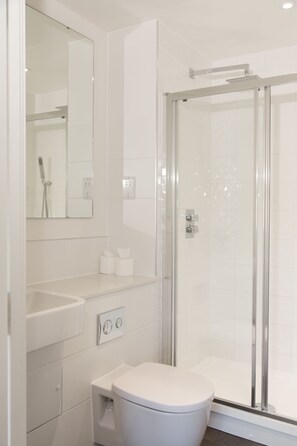 Executive Apartment, 2 Bedrooms | Bathroom | Combined shower/tub, free toiletries, hair dryer, towels - City Stay Apartments - Platform (Bedford)