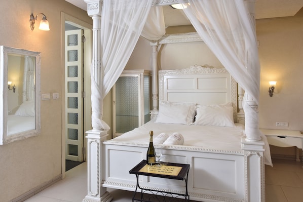 Suíte superluxo, 1 quarto, banheira de hidromassagem, no piso térreo | 1 quarto, frigobar, individualmente decorados