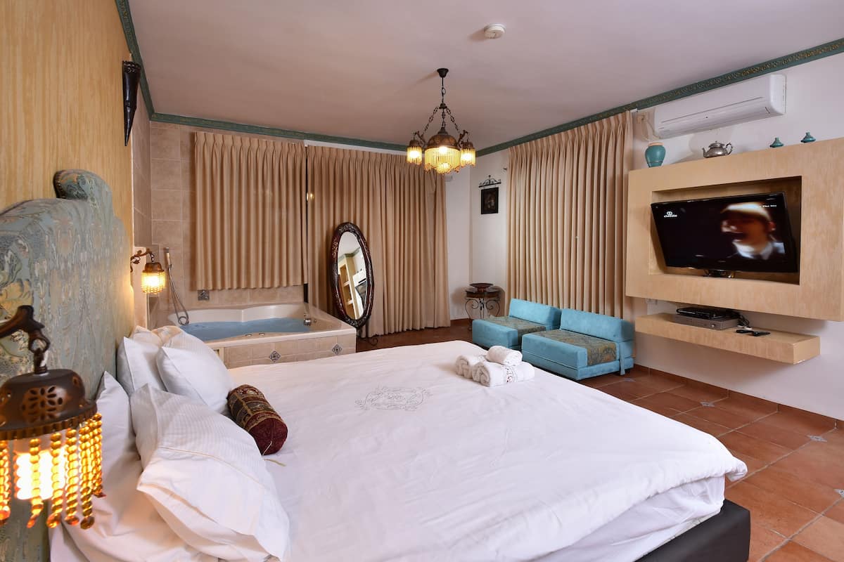 Design Suite, 1 Bedroom, Jetted Tub, Ground Floor | Living area