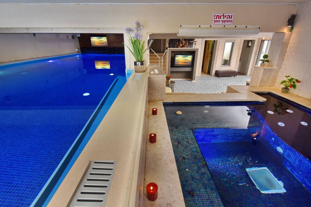 Suíte família, 2 quartos, banheira de hidromassagem, no piso térreo | Piscina interna | Piscina interna, espreguiçadeiras