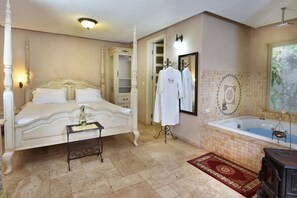 Suíte clássica, 1 quarto, banheira de hidromassagem, no piso térreo | 1 quarto, frigobar, individualmente decorados