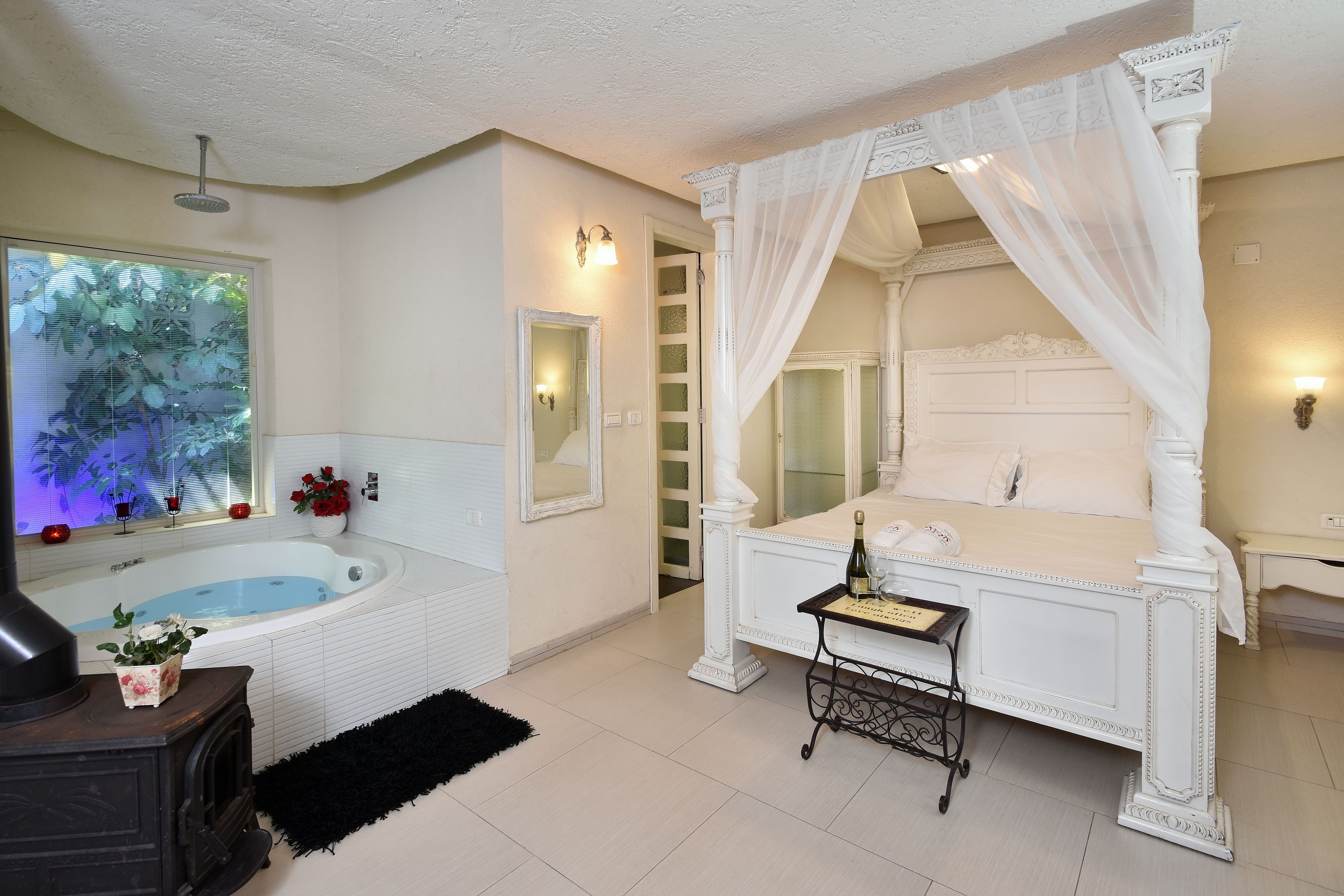 Suite de lujo, 1 habitación, hidromasaje, planta baja | Tina de hidromasaje