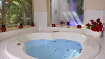 Suite Luxe, 1 chambre, baignoire à jets, rez-de-chaussée | Baignoire à jets