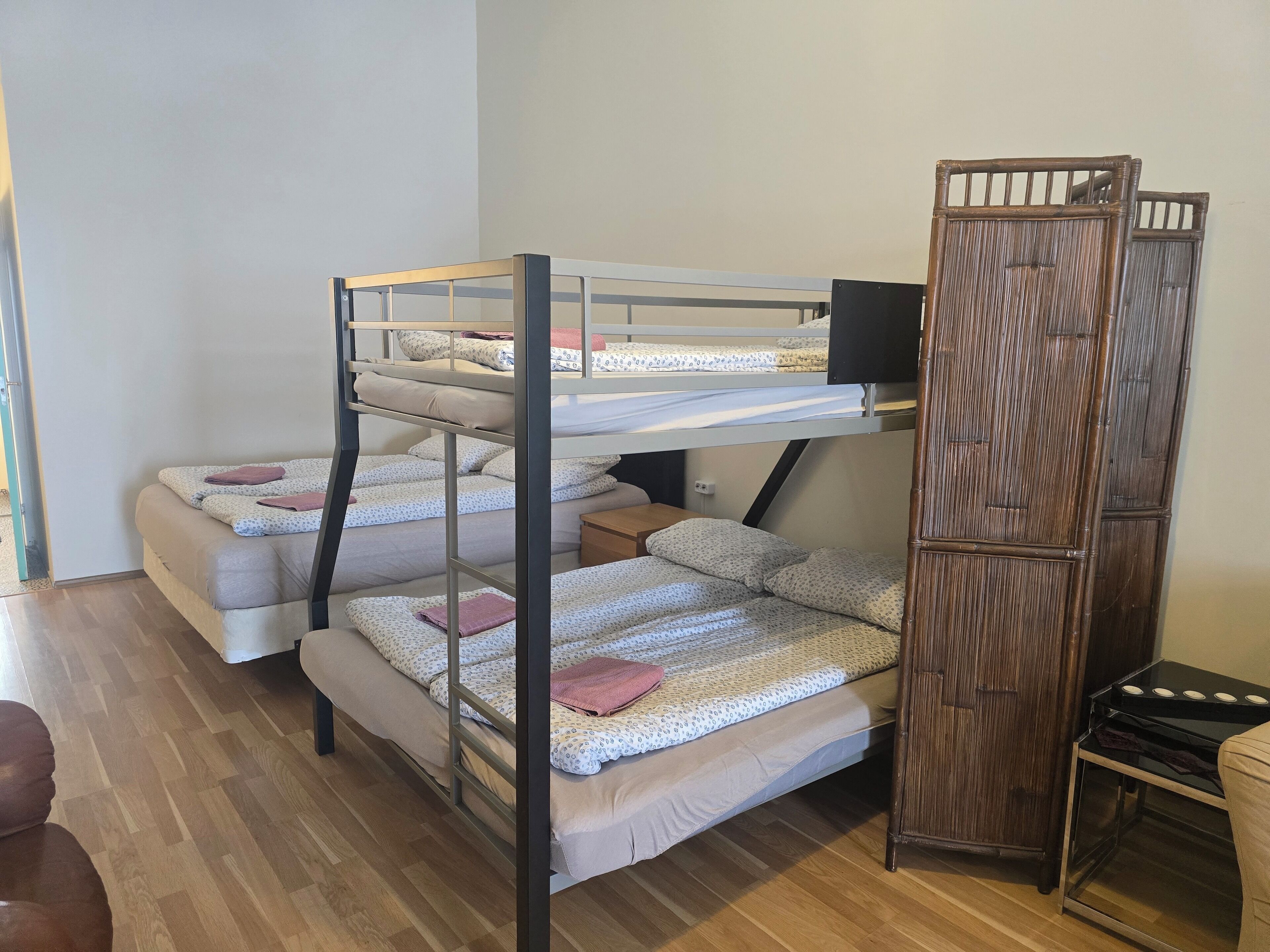 Ein Schlafzimmer mit Etagenbetten, einem Holzschrank und einem kleinen Tisch.