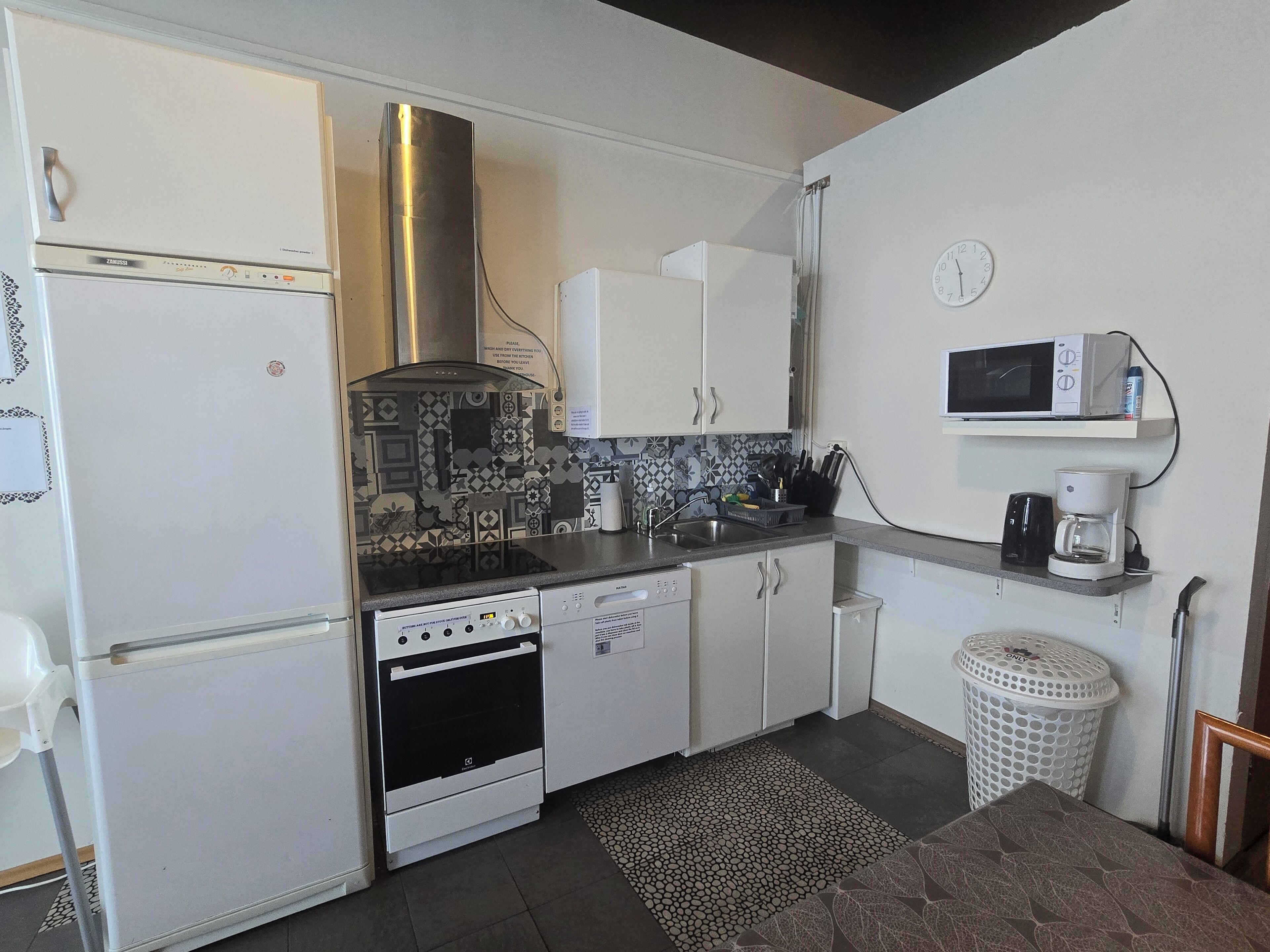 Family Room, Shared Bathroom | Shared kitchen | Microwave, stovetop, toaster, cookware/dishes/utensils