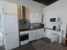 Fjölskylduherbergi - sameiginlegt baðherbergi | Sameiginlegt eldhús | Örbylgjuofn, eldavélarhellur, brauðrist, pottar/pönnur/diskar/hnífapör