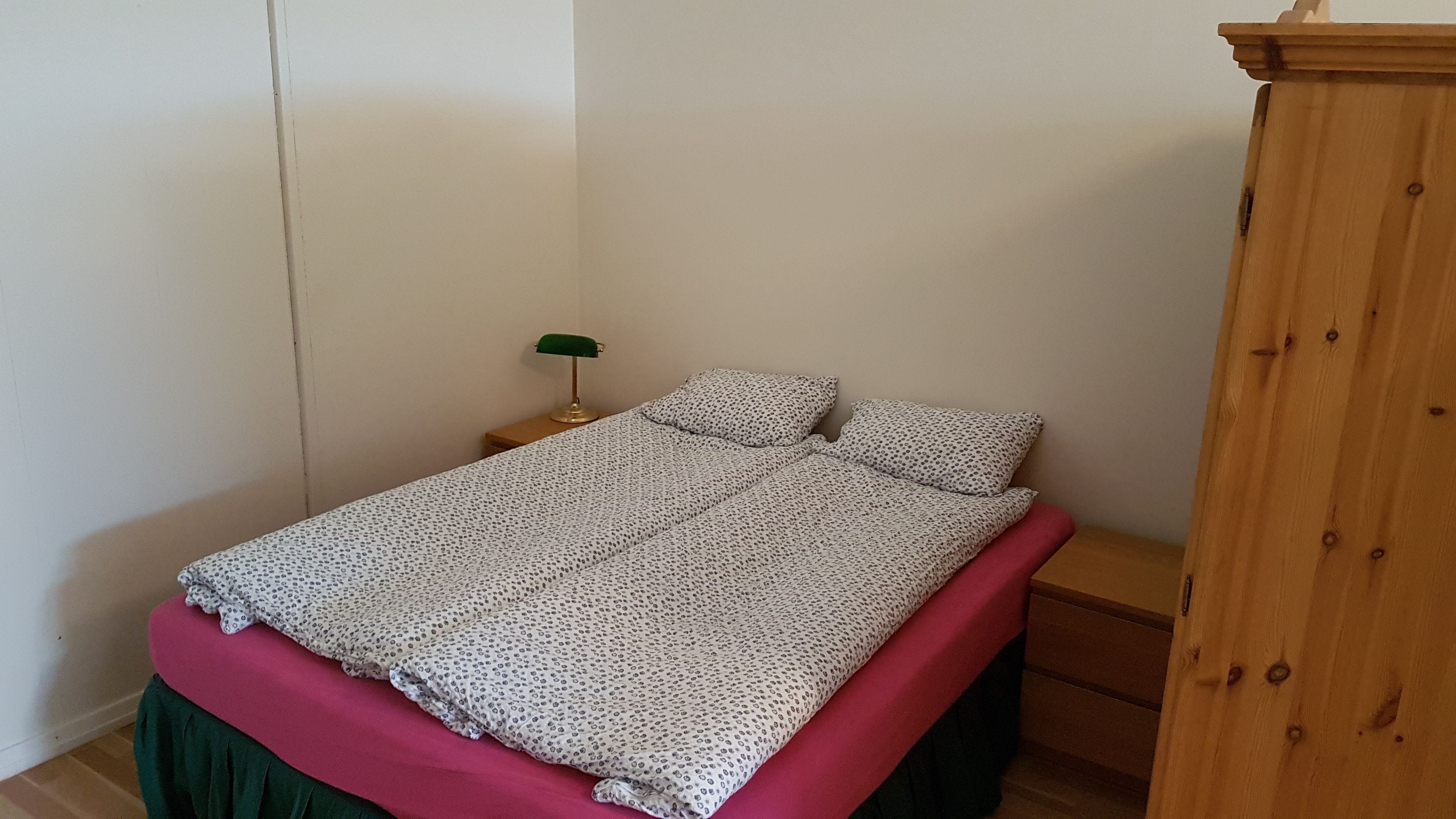 Estúdio família | Roupas de cama premium, quartos à prova de som, berços grátis