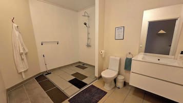 Comfort Apartment, 3 Bedrooms | Bathroom | Shower, rainfall showerhead, free toiletries, towels