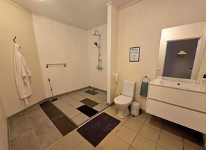Comfort Apartment, 3 Bedrooms | Bathroom | Shower, rainfall showerhead, free toiletries, towels - Reykjanes Guesthouse (Grindavik)