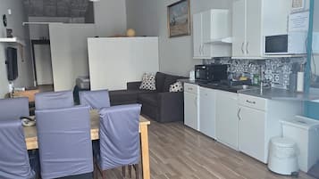 Family Studio | Premium bedding, soundproofing, free cribs/infant beds, free WiFi