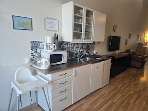 Family Studio | Private kitchen | Microwave, stovetop, toaster, cookware/dishes/utensils - Reykjanes Guesthouse (Grindavik)