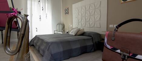 أغطية فراش متميزة ومكتب وتجهيزات عازلة للصوت ومكواة/لوح كي