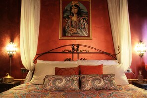 Romantisch appartement, 2 slaapkamers, uitzicht op de stad | 2 slaapkamers, luxe beddengoed, een kluis op de kamer, een bureau