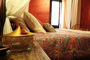 Romantisch appartement, 2 slaapkamers, uitzicht op de stad | 2 slaapkamers, luxe beddengoed, een kluis op de kamer, een bureau