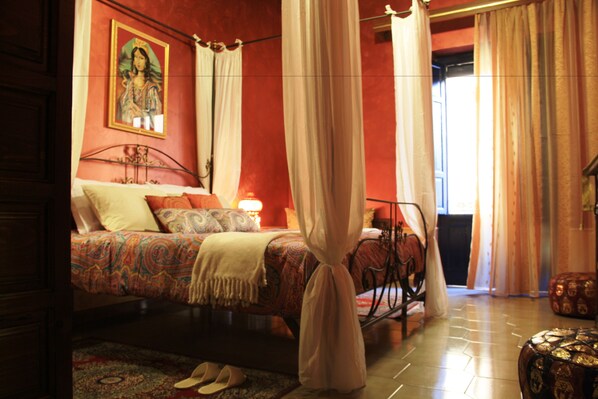 Romantisch appartement, 2 slaapkamers, uitzicht op de stad | 2 slaapkamers, luxe beddengoed, een kluis op de kamer, een bureau