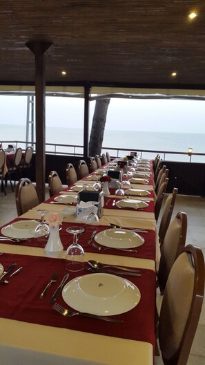 供应早餐、午餐和晚餐