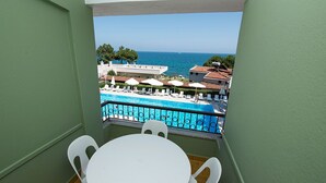 A balcony with a view of a pool and the sea. - Otel Diyojen (Sinop)
