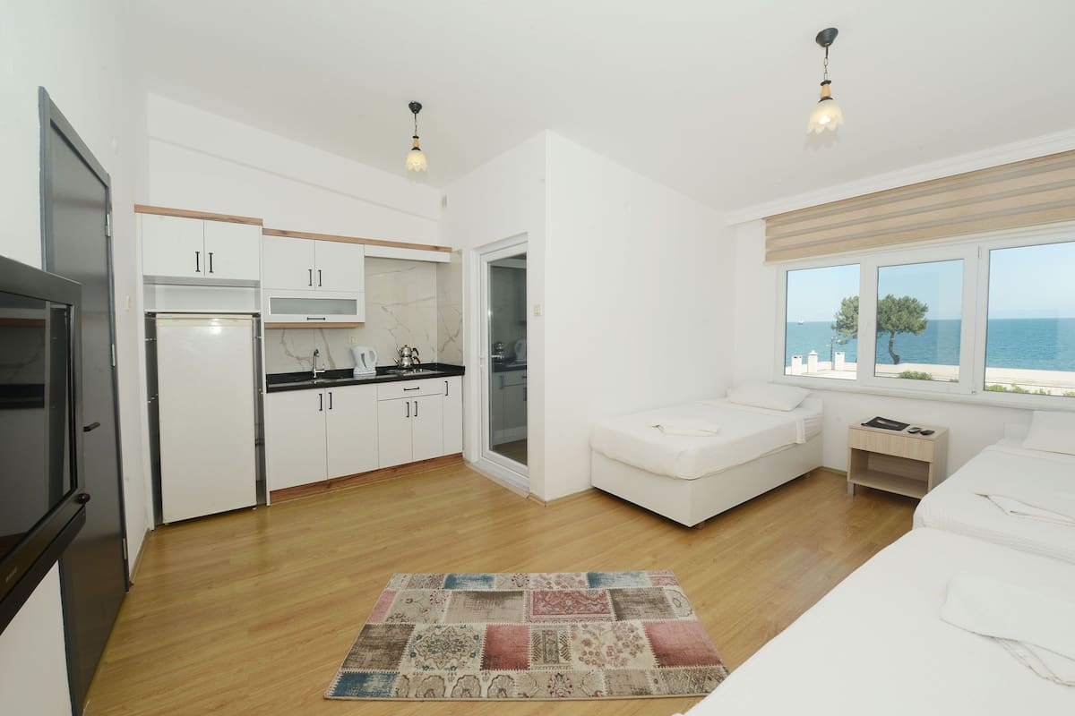 Standaard vierpersoonskamer, 2 slaapkamers | Een bureau, gratis wifi, beddengoed