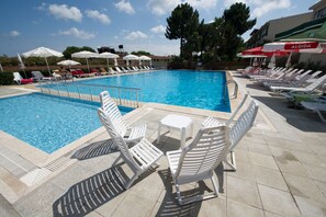 Outdoor pool, open 9:00 AM to 6:00 PM, pool umbrellas, sun loungers - Otel Diyojen (Sinop)
