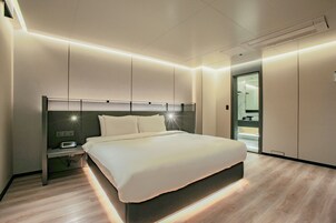 디럭스 더블룸 | 고급 침구, 책상, 무료 WiFi, 침대 시트